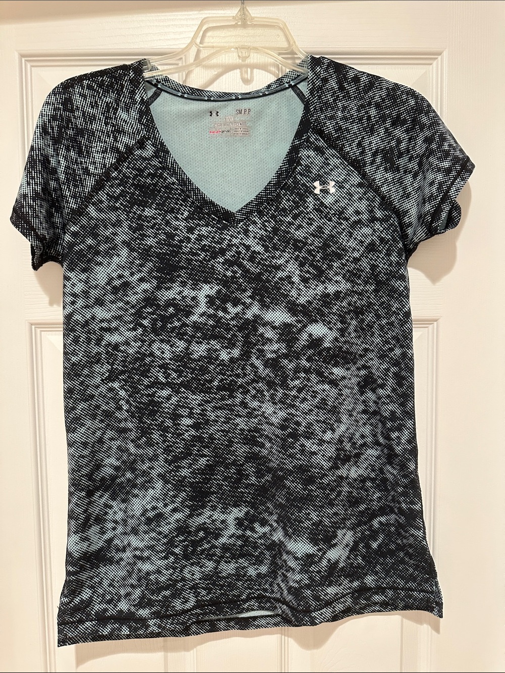 Under Armour Women's Short Sleeve V-Neck Tee in Light Blue and Black
